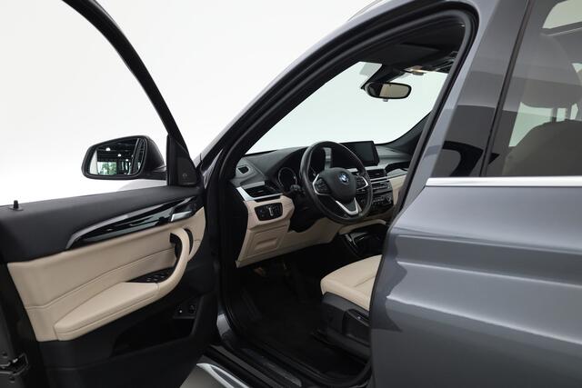 BMW X1 xDrive25e High Executive Edition | Rijklaar! | Trekhaak | S/K-Dak | HUD | Leder | Harman/Kardon | Cruise | Stoelverw. | Camera+PDC | Elek. Klep | Led | NAV+CarPlay | Climate | 18''
