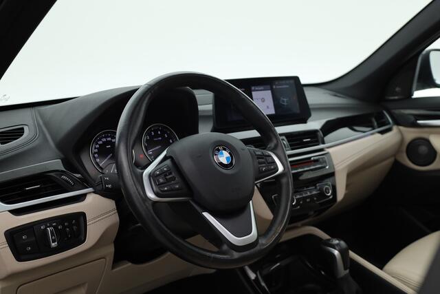 BMW X1 xDrive25e High Executive Edition | Rijklaar! | Trekhaak | S/K-Dak | HUD | Leder | Harman/Kardon | Cruise | Stoelverw. | Camera+PDC | Elek. Klep | Led | NAV+CarPlay | Climate | 18''