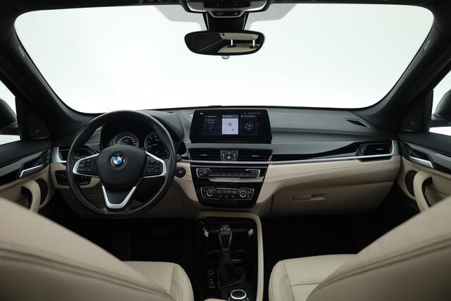 BMW X1 xDrive25e High Executive Edition | Rijklaar! | Trekhaak | S/K-Dak | HUD | Leder | Harman/Kardon | Cruise | Stoelverw. | Camera+PDC | Elek. Klep | Led | NAV+CarPlay | Climate | 18''