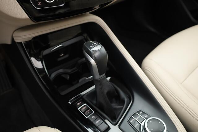 BMW X1 xDrive25e High Executive Edition | Rijklaar! | Trekhaak | S/K-Dak | HUD | Leder | Harman/Kardon | Cruise | Stoelverw. | Camera+PDC | Elek. Klep | Led | NAV+CarPlay | Climate | 18''