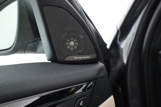 BMW X1 xDrive25e High Executive Edition | Rijklaar! | Trekhaak | S/K-Dak | HUD | Leder | Harman/Kardon | Cruise | Stoelverw. | Camera+PDC | Elek. Klep | Led | NAV+CarPlay | Climate | 18''