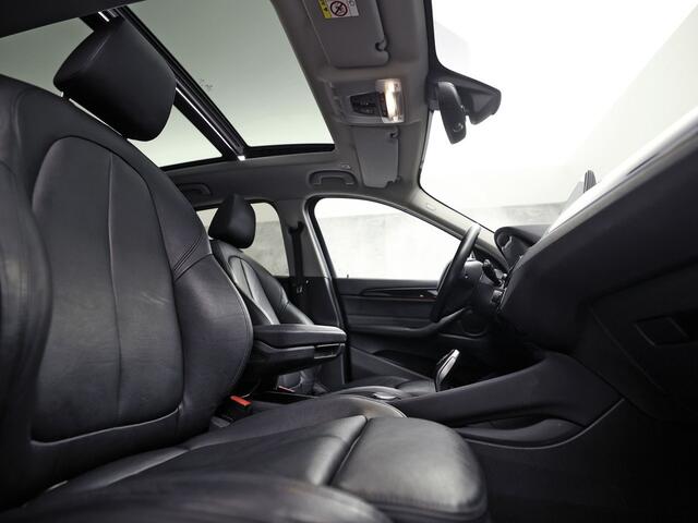 BMW X1 sDrive18i Sport High Executive 140Pk Automaat (PANORAMADAK, GROOT NAVI, MEMORY SEAT, LEDER, CAMERA, SPORTSTOELEN, TREKHAAK, STOELVERWARMING, NIEUWSTAAT)