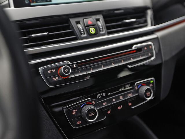BMW X1 sDrive18i Sport High Executive 140Pk Automaat (PANORAMADAK, GROOT NAVI, MEMORY SEAT, LEDER, CAMERA, SPORTSTOELEN, TREKHAAK, STOELVERWARMING, NIEUWSTAAT)