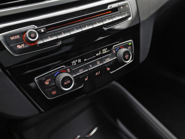 BMW X1 sDrive18i Sport High Executive 140Pk Automaat (PANORAMADAK, GROOT NAVI, MEMORY SEAT, LEDER, CAMERA, SPORTSTOELEN, TREKHAAK, STOELVERWARMING, NIEUWSTAAT)