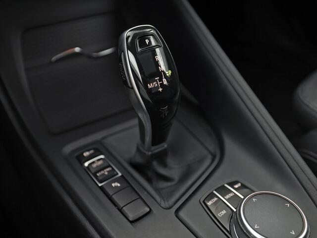 BMW X1 sDrive18i Sport High Executive 140Pk Automaat (PANORAMADAK, GROOT NAVI, MEMORY SEAT, LEDER, CAMERA, SPORTSTOELEN, TREKHAAK, STOELVERWARMING, NIEUWSTAAT)