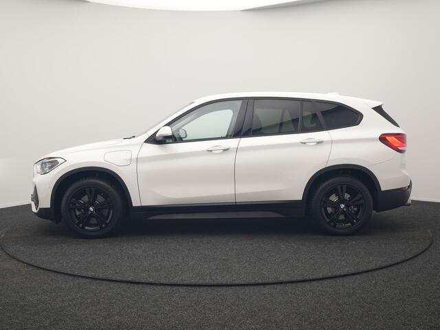 BMW X1 xDrive25e PHEV 221pk Dealer O.H. | Adaptive Cruise | Head Up | Camera | Harman / Kardon | Stoelen Memory & Verwarmd | Navigatie | DAB | Plug In Hybrid |
