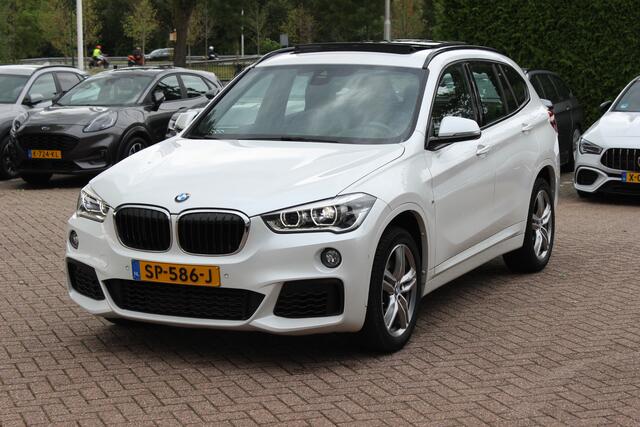 BMW X1 xDrive20i High Exe. M Sport 70.615 km! / Panoramadak / Camera / Head-up / Leder / Navigatie / 18'' / Stuur+Stoelverwarming / Cruise Control