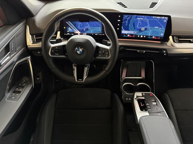 BMW X1 SDRIVE M-SPORT BENZINE SHADOW LINE NAVI LED ELEK.KLEP CRUISE LEER/ALCANTARA CAMERA M-SPORT INTERIEUR / EXTERIEUR ? Top Auto's. Al 30 Jaar uw Bmw Specialist in , BMW M / M Sport / PHEV / HEV / Hybrid / Mhev / 25e / 30e / xDrive25e // xDrive30e / sDrive18i / sDrive20i / sDrive23i ?