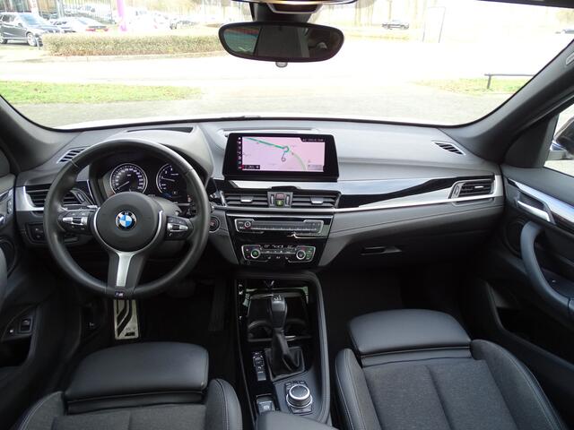 BMW X1 xDrive25e High Exe M Sport Pano.Dak Driving Ass.Plus Head-Up Trekhaak Memory 18'' LM Velgen