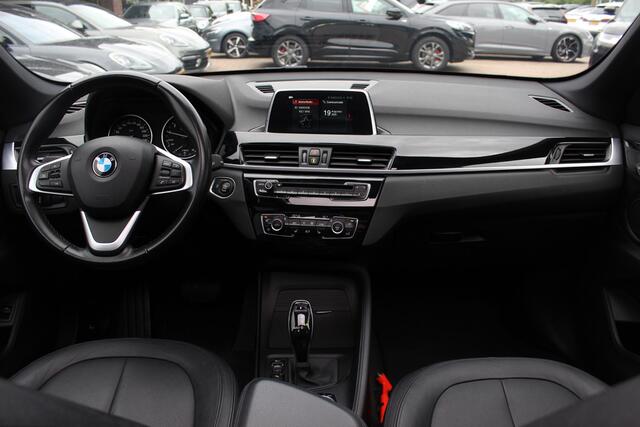 BMW X1 sDrive18i / Panoramadak / Leder / Parkeerhulp V+A / Navigatie / 17'' / Stoelverwarming / Cruise Control