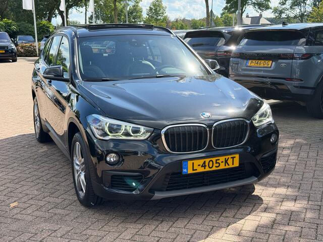 BMW X1 sDrive18i / Panoramadak / Leder / Parkeerhulp V+A / Navigatie / 17'' / Stoelverwarming / Cruise Control