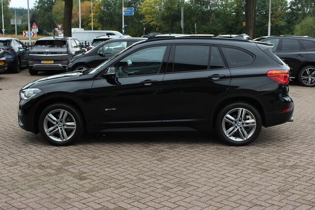BMW X1 sDrive18i / Panoramadak / Leder / Parkeerhulp V+A / Navigatie / 17'' / Stoelverwarming / Cruise Control