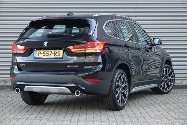 BMW X1 sDrive20i Orange Edition | Panoramadak | Head-up | Camera | DAB |
