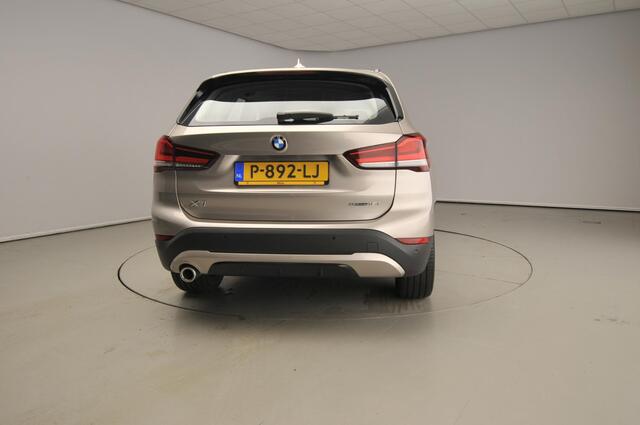 BMW X1 sDrive18i | Handbak !! | LED | Leder | HUD | Sportstoelen | Clima | PDC | DAB | Hifi speakers | Alu 18 inch