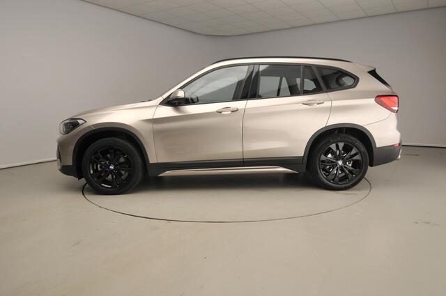 BMW X1 sDrive18i | Handbak !! | LED | Leder | HUD | Sportstoelen | Clima | PDC | DAB | Hifi speakers | Alu 18 inch