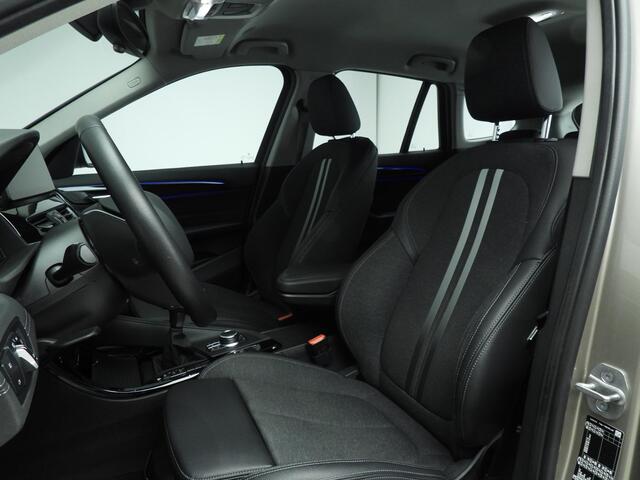 BMW X1 sDrive18i | Handbak !! | LED | Leder | HUD | Sportstoelen | Clima | PDC | DAB | Hifi speakers | Alu 18 inch