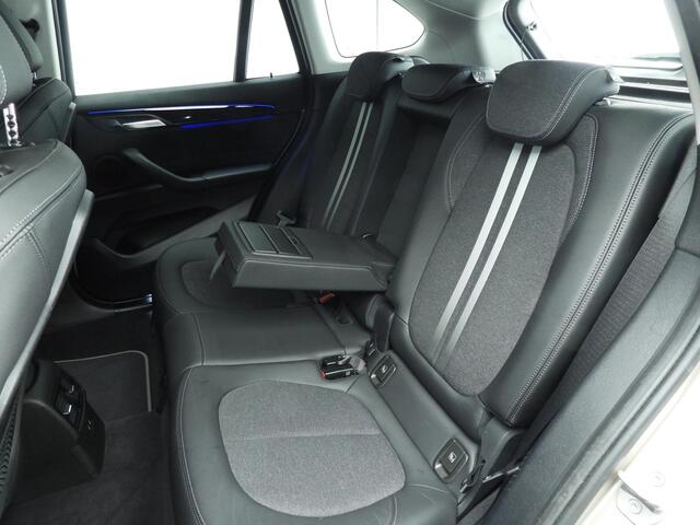 BMW X1 sDrive18i | Handbak !! | LED | Leder | HUD | Sportstoelen | Clima | PDC | DAB | Hifi speakers | Alu 18 inch