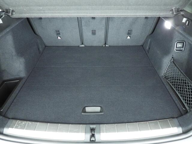 BMW X1 sDrive18i | Handbak !! | LED | Leder | HUD | Sportstoelen | Clima | PDC | DAB | Hifi speakers | Alu 18 inch
