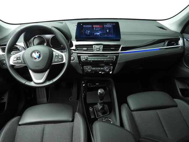 BMW X1 sDrive18i | Handbak !! | LED | Leder | HUD | Sportstoelen | Clima | PDC | DAB | Hifi speakers | Alu 18 inch