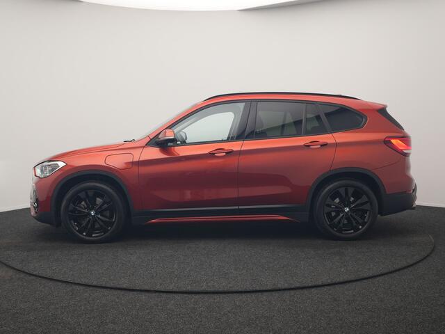 BMW X1 xDrive25e Sportline PHEV 221pk Dealer O.H | Trekhaak Afn. | Camera | Harman / Kardon | Head Up | Sporstoelen Verwarmd | Cruise Control | Carplay | Sfeerverlichting | Navigatie | DAB | 18"L.M | Plug In Hybrid |