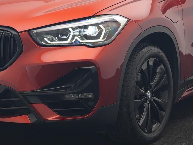 BMW X1 xDrive25e Sportline PHEV 221pk Dealer O.H | Trekhaak Afn. | Camera | Harman / Kardon | Head Up | Sporstoelen Verwarmd | Cruise Control | Carplay | Sfeerverlichting | Navigatie | DAB | 18"L.M | Plug In Hybrid |