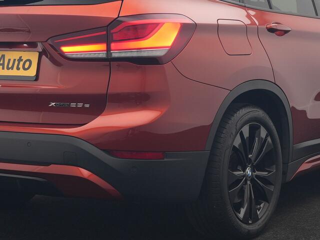 BMW X1 xDrive25e Sportline PHEV 221pk Dealer O.H | Trekhaak Afn. | Camera | Harman / Kardon | Head Up | Sporstoelen Verwarmd | Cruise Control | Carplay | Sfeerverlichting | Navigatie | DAB | 18"L.M | Plug In Hybrid |
