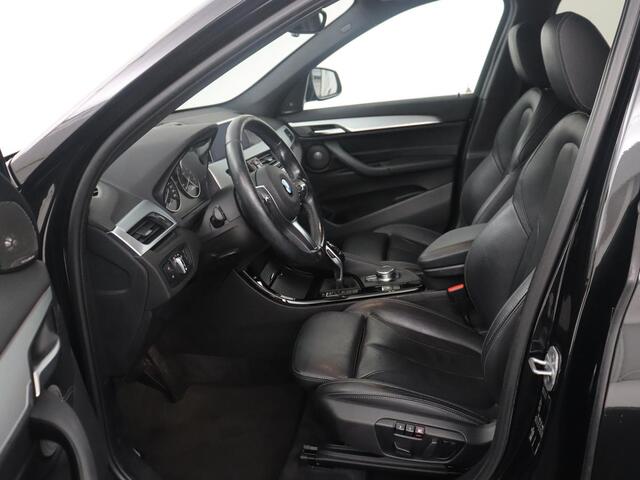 BMW X1 sDrive20i High Executive M-sport | Leder | Memory | Harman/Kardon | Head-up | Cruise control | Stoelverwarming | Climate control | Navigatie | Bluetooth | Park assist | Elektrische achterklep