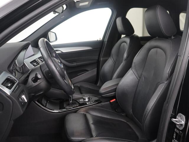 BMW X1 sDrive20i High Executive M-sport | Leder | Memory | Harman/Kardon | Head-up | Cruise control | Stoelverwarming | Climate control | Navigatie | Bluetooth | Park assist | Elektrische achterklep