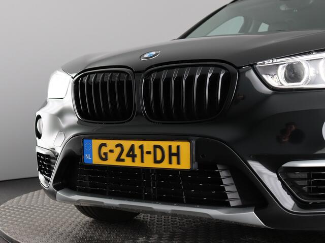 BMW X1 sDrive18i High Executive (Afn. Trekhaak / Carplay / Camera / Cruise / Navi / Stoelverw.)