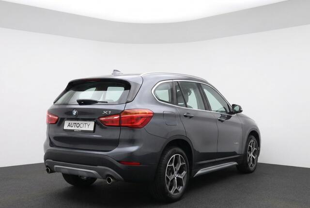 BMW X1 sDrive20i Orange Edition 192PK Panorama dak | Leder | HUD | Stoelverwarming