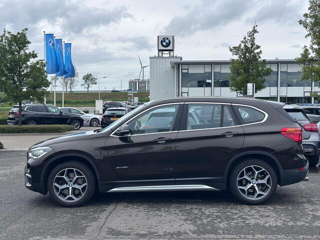BMW X1 xDrive20i Centennial High Executive | Dealer onderhouden | Trekhaak | Camera | Active Cruise | Harman/Kardon | Leder | 18"