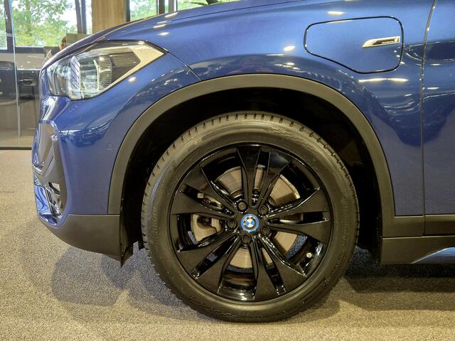 BMW X1 xDrive25e High Executive Sport Line | Blackline Blue | Camera | HUD | Stoelverwarming