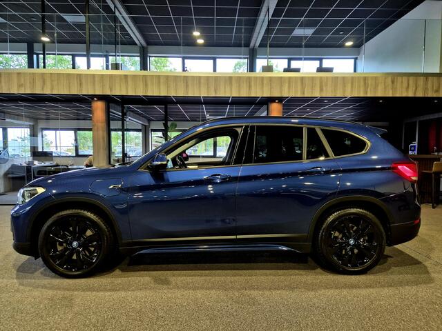 BMW X1 xDrive25e High Executive Sport Line | Blackline Blue | Camera | HUD | Stoelverwarming