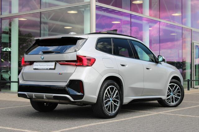 BMW X1 xDrive25e M Sport Automaat / Sportstoelen / Achteruitrijcamera / M Adaptief onderstel / Stoelverwarming