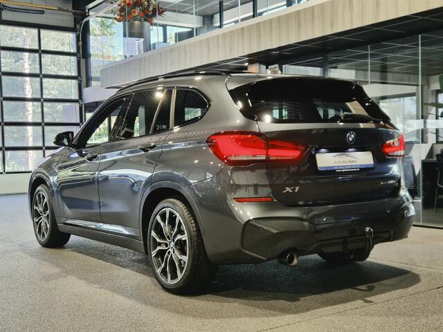 BMW X1 xDrive25e High Executive M-Sport | Panorama | 19" | HUD | Trekhaak | Camera | Stoelverwarming