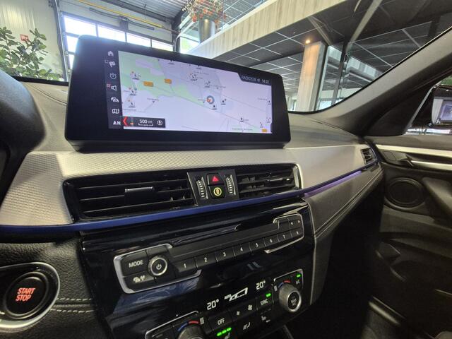 BMW X1 xDrive25e High Executive M-Sport | Panorama | 19" | HUD | Trekhaak | Camera | Stoelverwarming
