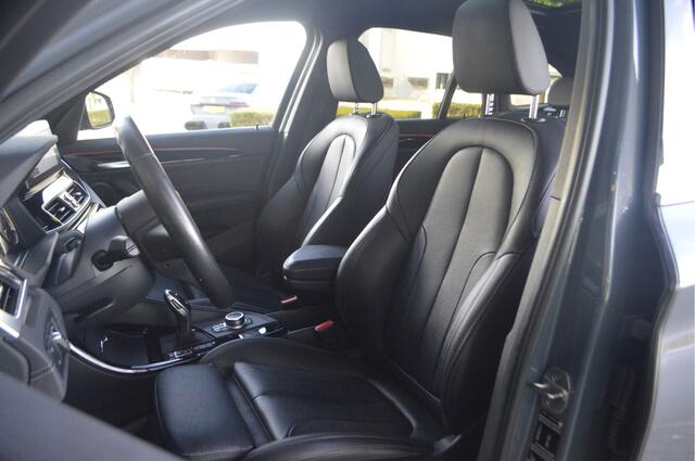 BMW X1 sDrive20i High Executive xLine Automaat / Panoramadak / Trekhaak / Sportstoelen / Achteruitrijcamera / Head-Up / Stoelverwarming