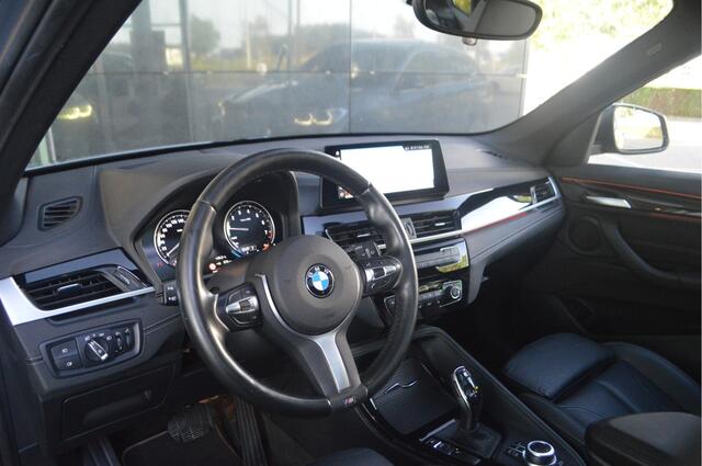 BMW X1 sDrive20i High Executive xLine Automaat / Panoramadak / Trekhaak / Sportstoelen / Achteruitrijcamera / Head-Up / Stoelverwarming