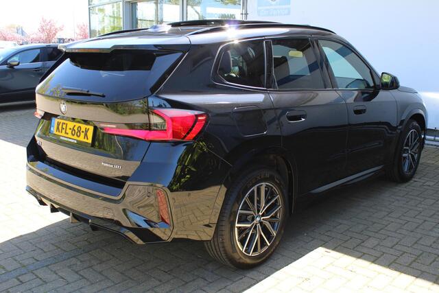 BMW X1 sDrive18i M-Sport | Panorama dak | Elektrisch wegklapbare trekhaak | Stoelverwarming | Achteruitrijcamera | Elektrische kofferbakklep | Keyless entry/start | Half leder/alcantara | Draadloze telefoonlader | Apple CarPlay/Android Auto | Navigatie | Climate controle | Parkeersensoren V+A |