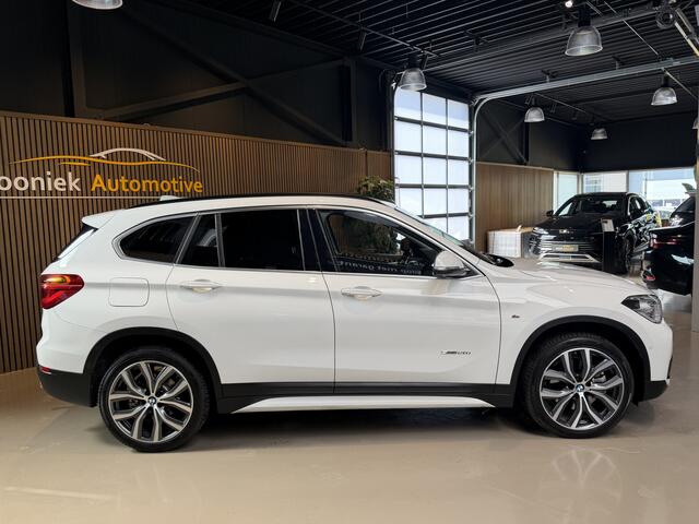BMW X1 sDrive20i Executive M-PAKKET AUTOMAAT | LEDER | NAVIGATIE |