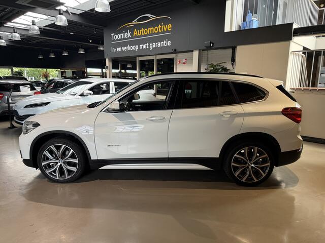 BMW X1 sDrive20i Executive M-PAKKET AUTOMAAT | LEDER | NAVIGATIE |