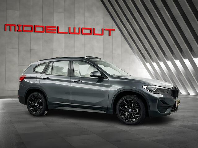 BMW X1 sDrive18i High Exe. Shadow-Line Pano-dak/Leder/18'LMV/Navi+ Keyless Start