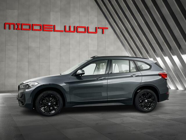 BMW X1 sDrive18i High Exe. Shadow-Line Pano-dak/Leder/18'LMV/Navi+ Keyless Start