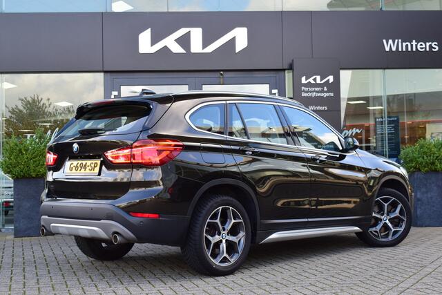 BMW X1 sDrive20i Orange Edition II | Schuif-/ Kanteldak | Stoelverwarming | Leder | Head-up Display |