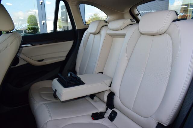 BMW X1 sDrive20i Orange Edition II | Schuif-/ Kanteldak | Stoelverwarming | Leder | Head-up Display |