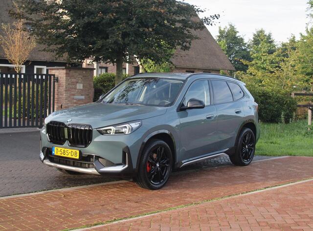 BMW X1 sDrive18i | NIEUW MODEL | Trekhaak | 19Inch | Sportstoelen met geheugen | Sfeerverlichting | Camera | Leer |