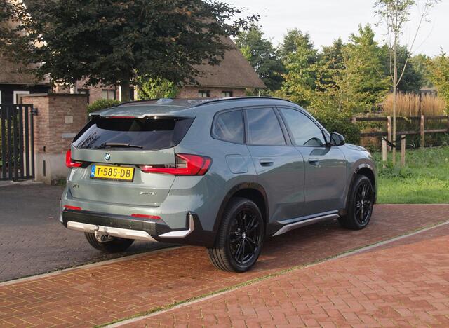 BMW X1 sDrive18i | NIEUW MODEL | Trekhaak | 19Inch | Sportstoelen met geheugen | Sfeerverlichting | Camera | Leer |