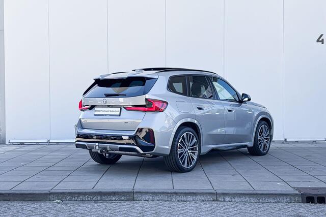 BMW X1 xDrive30e M-Sport Pro / 20 inch / Glazendak / Driving Assistant Plus / Trekhaak / Head Up Display