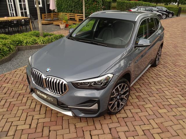 BMW X1 xDrive25e High Ex. | Stormbay | Camera | Trekhk afn | Elek.st. | Leer | 19 inch | Uniek!