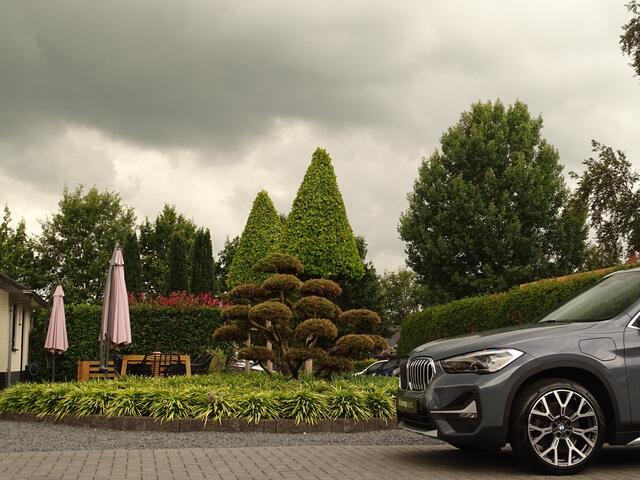 BMW X1 xDrive25e High Ex. | Stormbay | Camera | Trekhk afn | Elek.st. | Leer | 19 inch | Uniek!